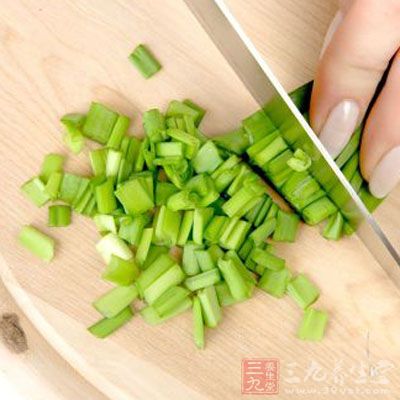 加入蔥、姜和辣椒圈翻炒
