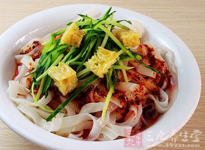 涼皮多是利用大米、小麥、豆類等原料中所含的蛋白質制成
