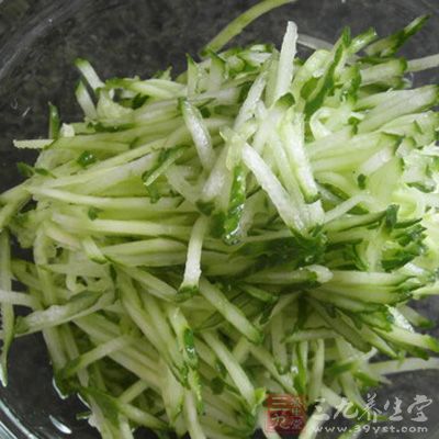 將洗淨的黃瓜刮成絲