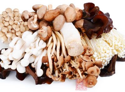 食用菌類，主要就是平菇、香菇之類的菌種，食用這些食物會導致人頭痛，頭暈目眩等症狀