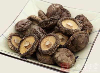 材料:土雞1只,干香菇10朵,蔥少許 材料:土雞1只,干香菇10朵,蔥少許