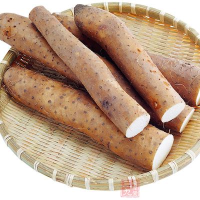 山藥去皮,切滾刀塊,放入滾水汆燙1分鐘後撈出備用 山藥去皮,切滾刀塊,放入滾水汆燙1分鐘後撈出備用