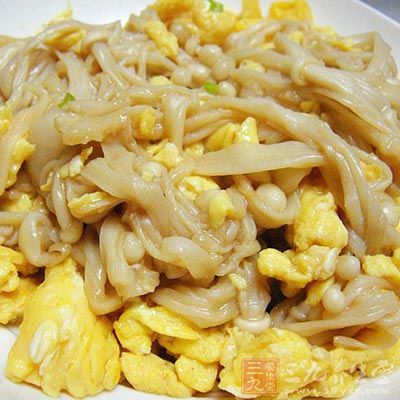 下金針菇，炒至發軟，加入炒熟的雞蛋