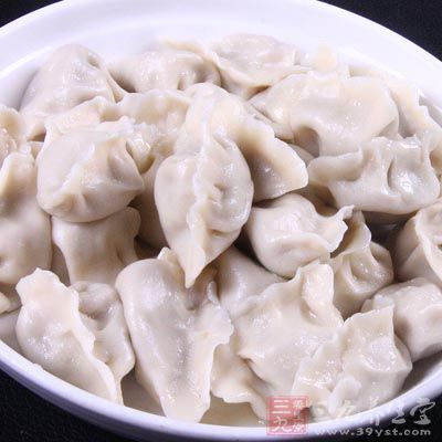 白菜切成碎末，撒適量的鹽