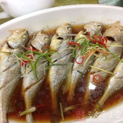然後澆上蒸過的蒸魚豉油 然後澆上蒸過的蒸魚豉油