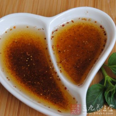 將花椒油淋在豆腐上即可 將花椒油淋在豆腐上即可