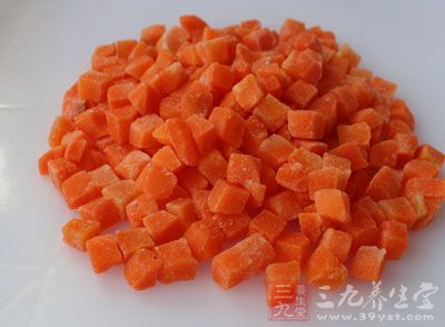 胡蘿卜洗淨切成小粒 胡蘿卜洗淨切成小粒