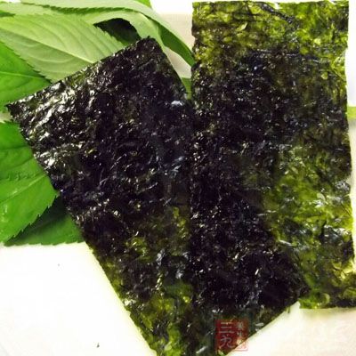 飯團比較平的一面作為底面裹上海苔 飯團比較平的一面作為底面裹上海苔