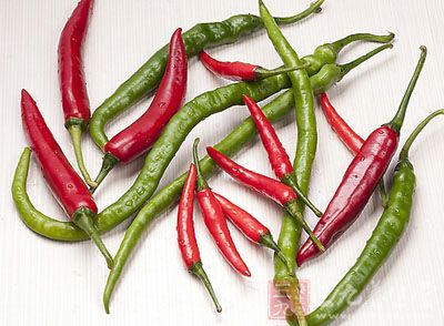 原料：蔥頭一斤，青紅辣椒三個，醬油三錢