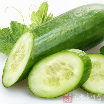黃瓜洗淨直刀切成片，再切成細絲，撒上精鹽