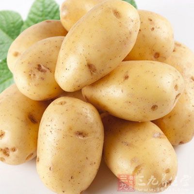 將土豆削皮，切細絲，泡在水中洗去澱粉，既能避免其變黑