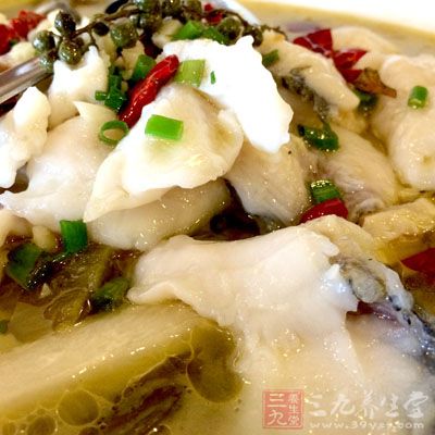 魚肉很容易熟，熟後加入適量的胡椒粉