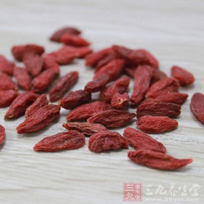 枸杞性甘，味平，含有豐富的胡蘿卜素