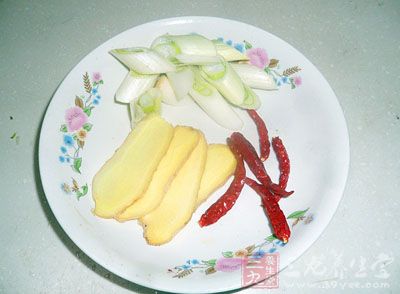 取魚盤一個，在盤底墊上姜片和蔥段