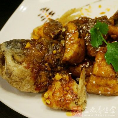 倒入青紅椒粒，調好的汁淋在魚身上