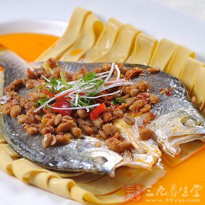 倒入食用油燒熱，澆在魚身上即可