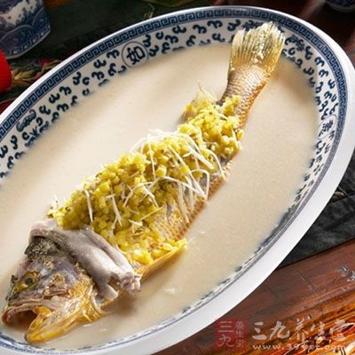 加入黃魚煮透。調味，盛盤