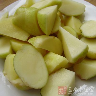 豆去皮,切成滾刀塊 土豆去皮,切成滾刀塊