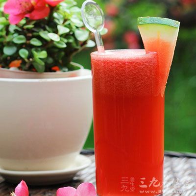 西瓜汁是天生的白虎湯(中醫經典名方)，一方面能加速酒精從尿液排出，避免其被機體吸收而引起全身發熱