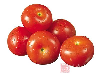西紅柿洗淨,用刀在頂部劃一個十字 西紅柿洗淨,用刀在頂部劃一個十字