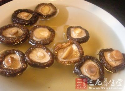 香菇用溫水浸泡5分鐘後,去蒂洗淨 香菇用溫水浸泡5分鐘後,去蒂洗淨