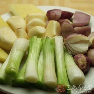 爆香姜片、蔥段和蒜末 爆香姜片、蔥段和蒜末
