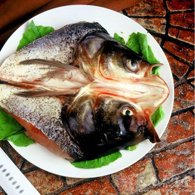 魚頭清洗干淨,放進鍋裡 魚頭清洗干淨,放進鍋裡