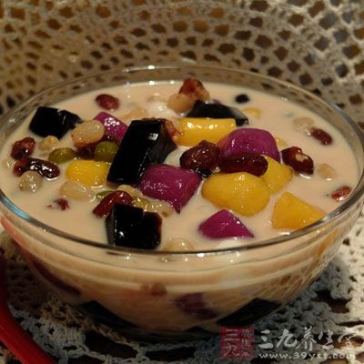芋圓撈出後再放入之前煮好的紅豆湯裡即可 芋圓撈出後再放入之前煮好的紅豆湯裡即可