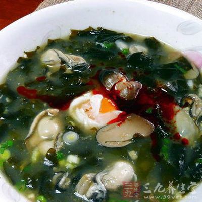 水開後，將火關小，將打好的蛋液圍繞中間沸騰的水倒入