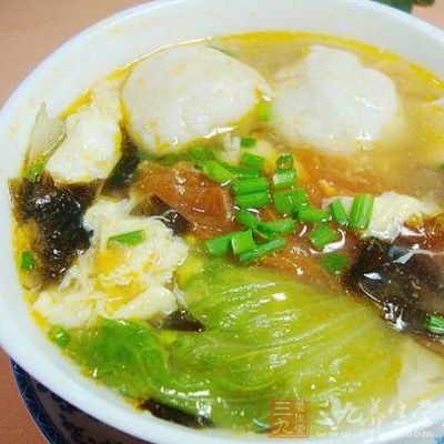 倒入雞蛋，加精鹽、味精燒沸，出鍋裝碗，淋上香油即成