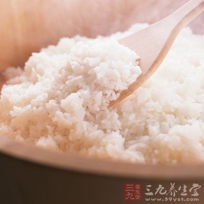 剛剛悶好的新鮮米飯加壽司醋放溫使用、海苔、雞肉腸(或其他款式的香腸)、蘸料(芥末、沙拉醬等)