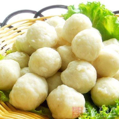 材料:雞肉丸10個,蟹味菇100克,豆腐50克,鮮姜汁8克 材料:雞肉丸10個,蟹味菇100克,豆腐50克,鮮姜汁8克