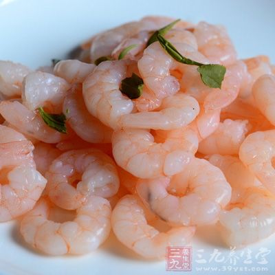 倒入蝦仁 倒入蝦仁
