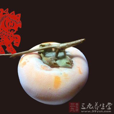 可以看到柿子的表面有一層薄薄的白色凍霜 可以看到柿子的表面有一層薄薄的白色凍霜