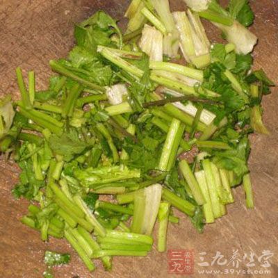 辣椒切成小圈,香菜切段備用 辣椒切成小圈,香菜切段備用