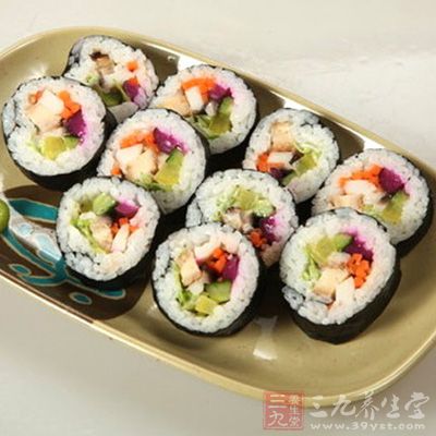 切壽司,切的時候旁邊准備一點水,刀上蘸點水,切的就會很平整 切壽司,切的時候旁邊准備一點水,刀上蘸點水,切的就會很平整切壽司,切的時候旁邊准備一點水,刀上蘸點水,切的就會很平整