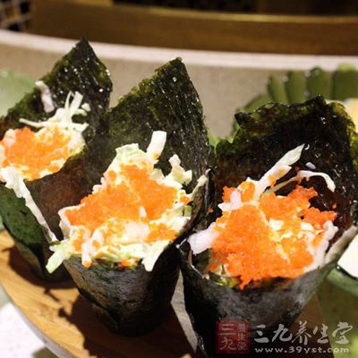 將所需的食材切成比飯團大一點點的形狀 將所需的食材切成比飯團大一點點的形狀