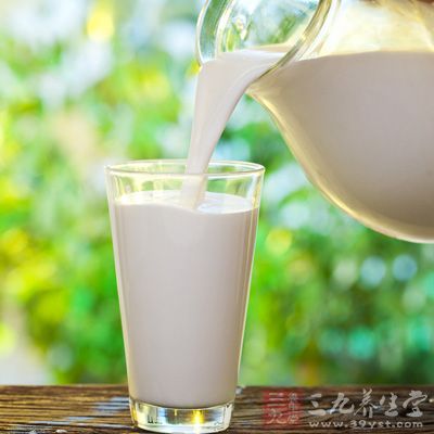 睡覺之前熱杯牛奶，裡面加一勺蜂蜜