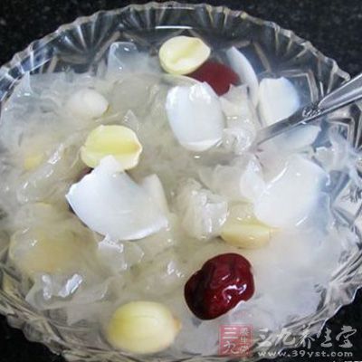 虛火上升的人可常喝百合、銀耳、玉竹煮的甜湯，具有清心養陰的作用