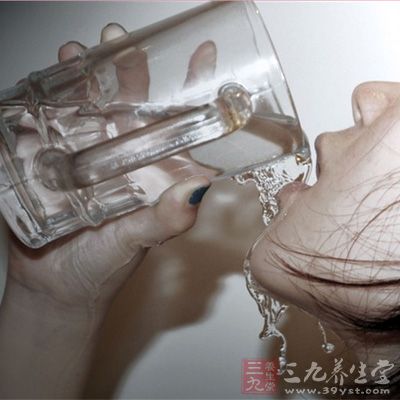 總的原則是，平時多飲水