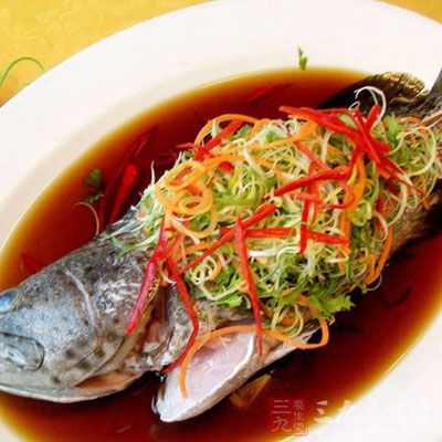 清蒸石斑魚是粵菜及浙菜中的一道漢族傳統名菜