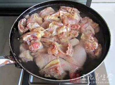 三黃雞切成塊後涼水下鍋, 煮開後撈出洗淨控干備用