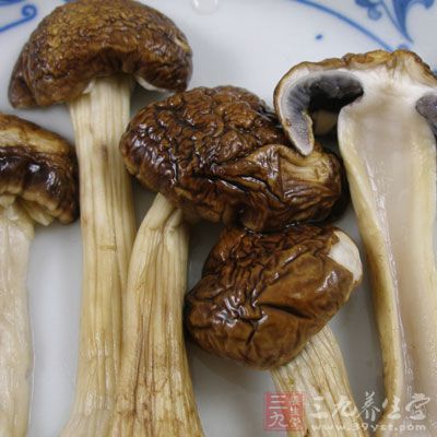 加入擠淨水份的平菇
