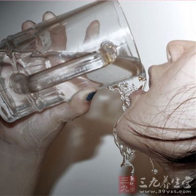在喝酒前、喝酒時大量喝水，或在喝酒前先吃一勺食鹽，都能起到利尿的作用