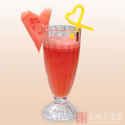 西瓜汁能促進排尿，讓體內的酒精隨著尿液排出體外