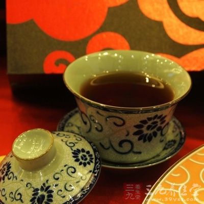 茶葉中所含的茶鹼、咖啡因具有興奮作用，會加重對醉酒人心髒負擔