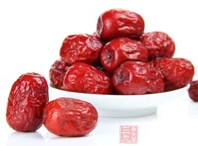 准備好紅棗、枸杞,將玉米、胡蘿卜切好、洗淨 准備好紅棗、枸杞,將玉米、胡蘿卜切好、洗淨