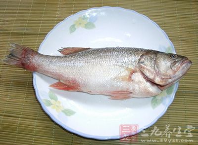 將魚處理好,魚肚裡塞蔥段和姜片,並用鹽、檸檬汁和料酒腌制片刻 將魚處理好,魚肚裡塞蔥段和姜片,並用鹽、檸檬汁和料酒腌制片刻