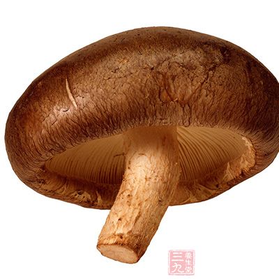 香菇泡發、圓火腿切片,姜切片、蔥切段備用 香菇泡發、圓火腿切片,姜切片、蔥切段備用