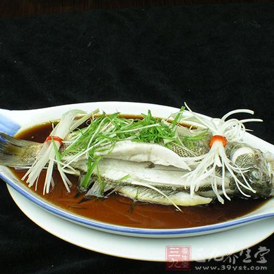 鲈魚具有補肝腎、益脾胃、化痰止咳之效,對肝腎不足的人有很好的補益作用 鲈魚具有補肝腎、益脾胃、化痰止咳之效,對肝腎不足的人有很好的補益作用